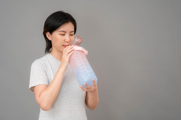 Mulher asiática bebendo águaO conceito de beber água 2 litros por dia Amigo de boa saúde