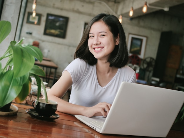 Mulher asiática beber café e relaxar no café café