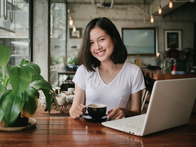 Mulher asiática beber café e relaxar no café café