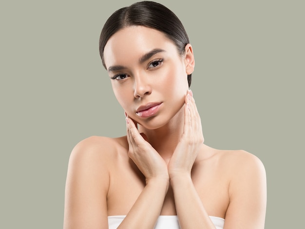 Mulher asiática beleza, cuidados com a pele saudável e cabelo bonito feminino modelo retrato Cor de fundo verde