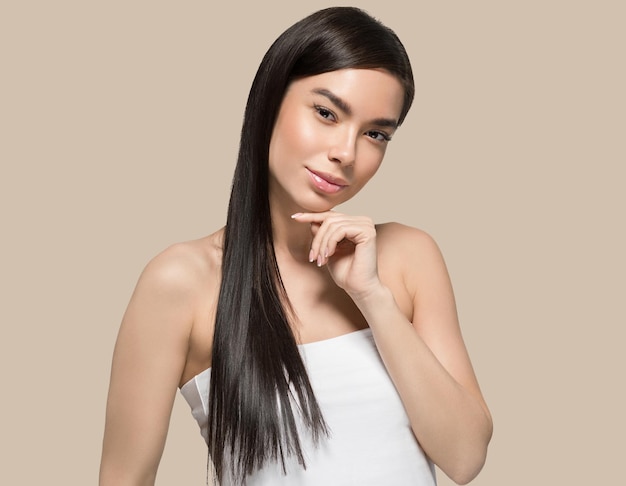 Mulher asiática beleza cuidados com a pele saudável e cabelo bonito modelo feminino retrato Cor de fundo marrom