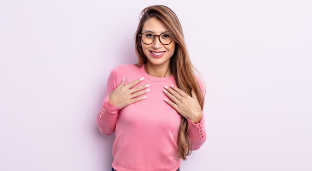 Foto mulher asiática bonita parecendo feliz, surpresa, orgulhosa e animada, apontando para si mesma