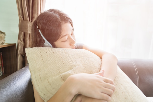 Mulher asiática cabelo curto ouvindo música