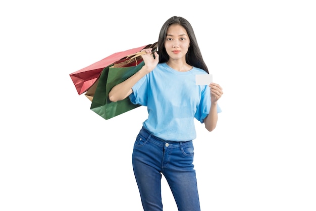 Mulher asiática carregando sacolas de compras, segurando o cartão vazio isolado sobre fundo branco. Cartão vazio para espaço de cópia