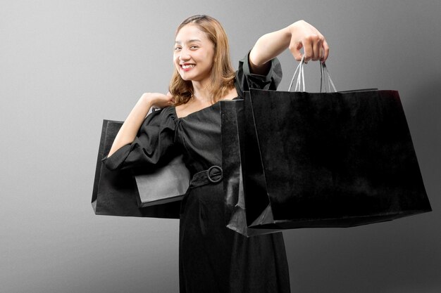 Mulher asiática carregando uma sacola de compras