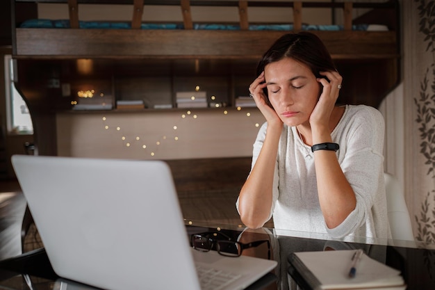 Mulher asiática chateada trabalhando em home office