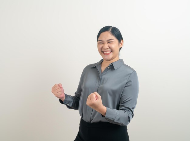 Mulher asiática com ação bem sucedida com fundo branco