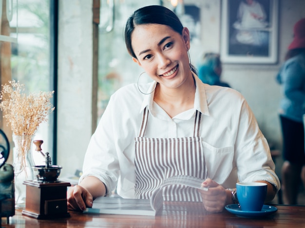 Foto mulher asiática com café no café