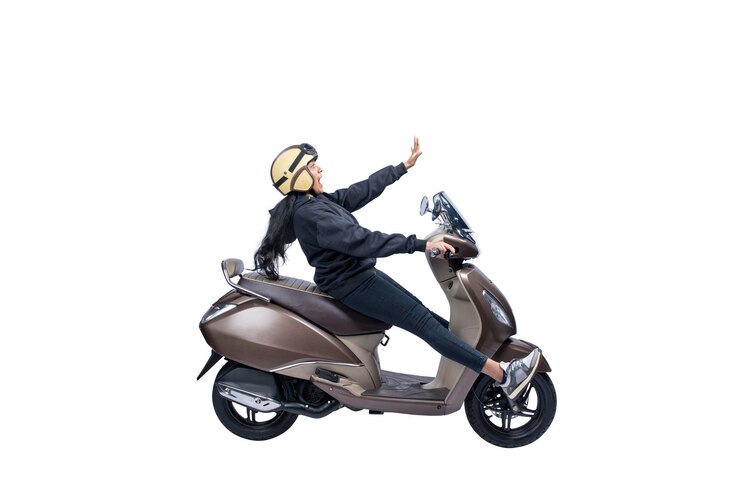 Foto mulher asiática com capacete e jaqueta sentada em uma scooter