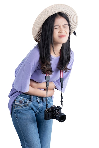 Mulher asiática com chapéu e câmera com dor de estômago enquanto viaja isolado sobre fundo branco