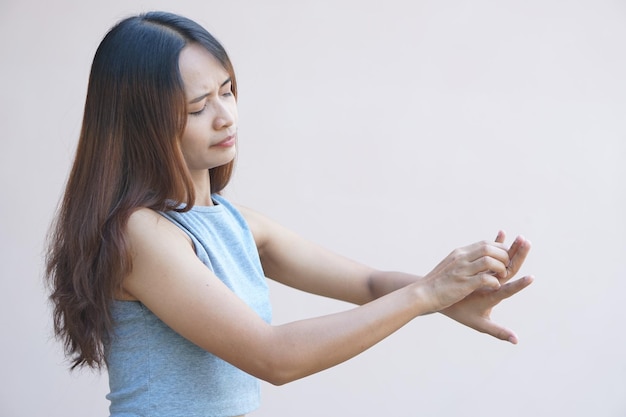 Mulher asiática com coceira na pele no braço x9