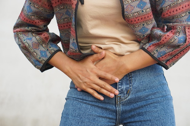 Mulher asiática com dor menstrual