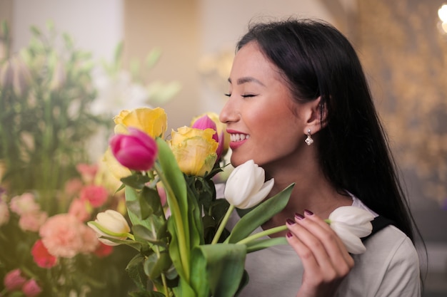 mulher asiática com flores