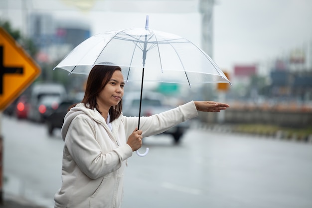 Mulher asiática com guarda-chuva na chuva