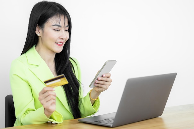 Mulher asiática com laptop de computador smartphone e compras na internet de cartão de crédito de negócios bancários Compras on-line Carteira de dinheiro de tecnologia e pagamento on-line Maquete de cartão de crédito