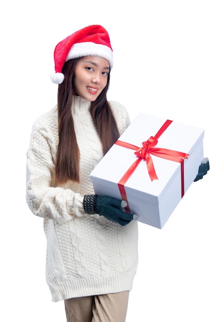 Mulher asiática com luvas de inverno e chapéu de Papai Noel segurando uma caixa de presente branca isolada sobre um fundo branco