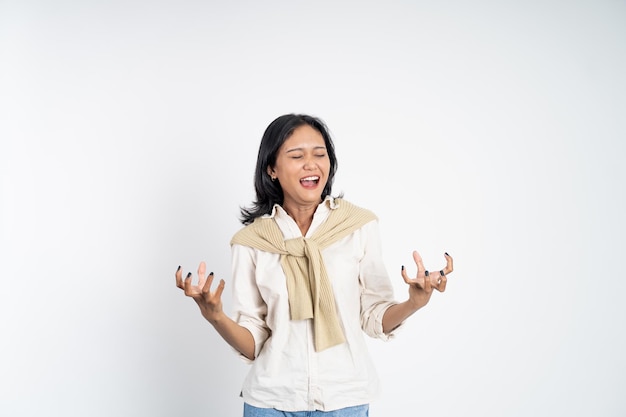 Mulher asiática com raiva gritando e gritando isolado