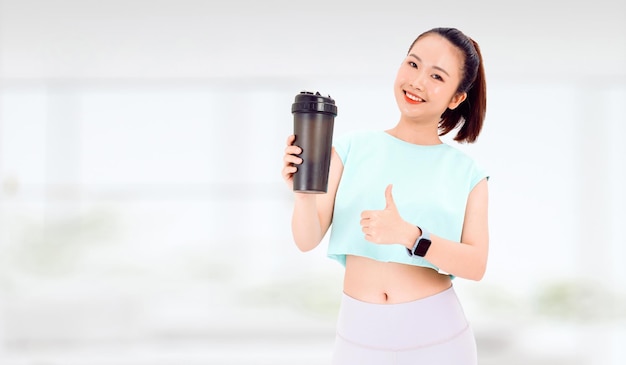 Mulher asiática com shake de proteína de dieta saudável bebendo para esporte e fitness