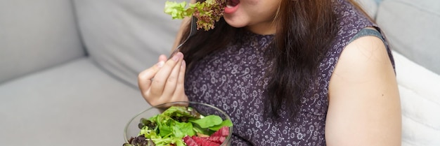 Mulher asiática com sobrepeso fazendo dieta Perda de peso comendo salada caseira fresca conceito de alimentação saudável Mulher obesa com estilo de vida de dieta de peso