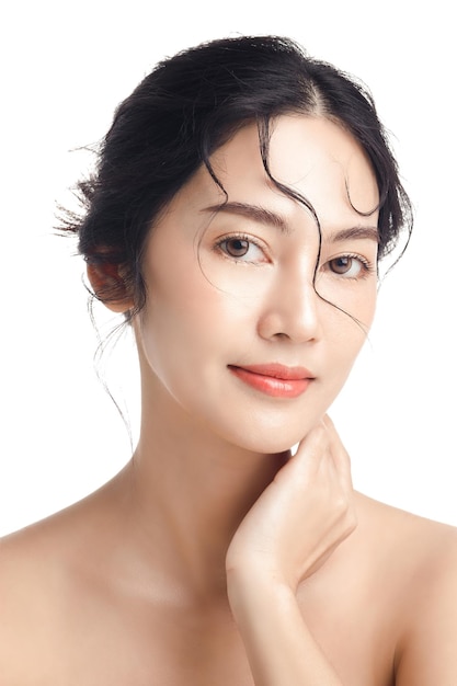 Mulher asiática com um rosto bonito e pele fresca limpa perfeita Modelo feminino bonito com maquiagem natural e olhos brilhantes em fundo branco isolado Tratamento facial Conceito de beleza de cosmetologia