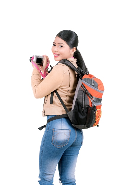 Mulher asiática com uma mochila, segurando uma câmera para tirar fotos