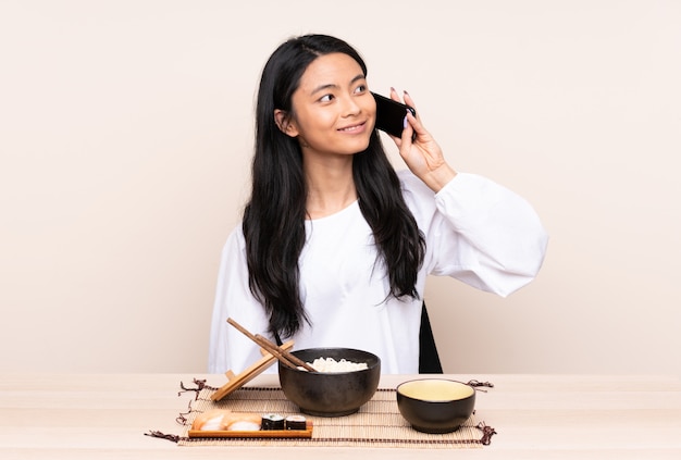 Mulher asiática com uma tigela de macarrão