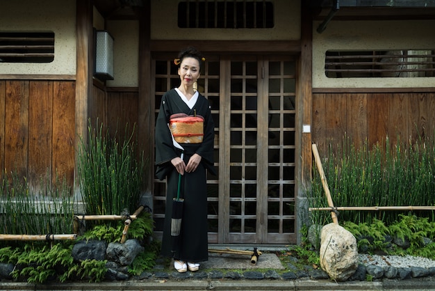 Foto mulher asiática com yukata andando em kyoto, japão