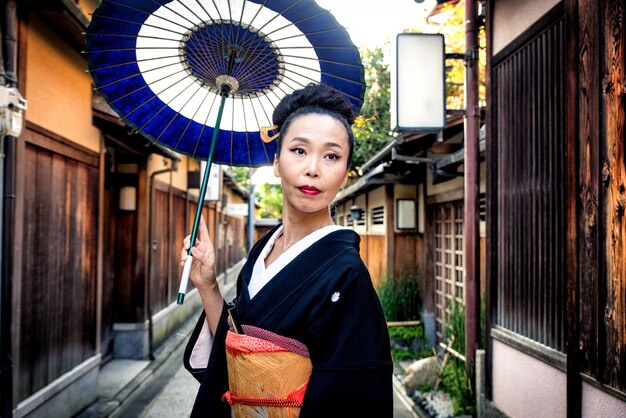 Mulher asiática com yukata andando em Kyoto, Japão