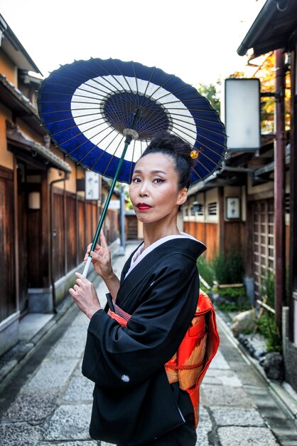 Mulher asiática com yukata andando em Kyoto, Japão