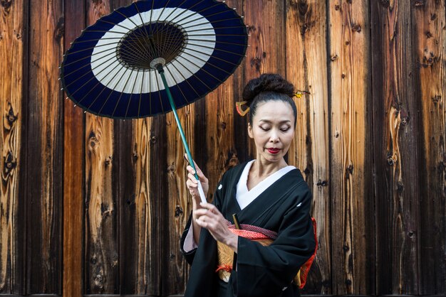 Mulher asiática com yukata andando em kyoto, japão