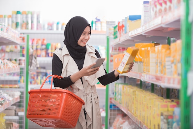 Mulher asiática, compras no supermercado