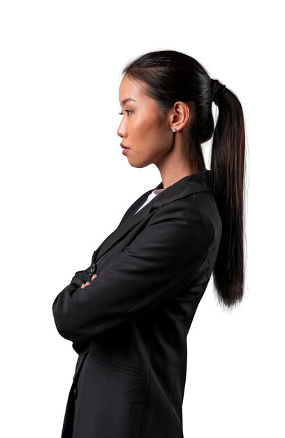 Mulher asiática confiante em terno preto isolado no branco