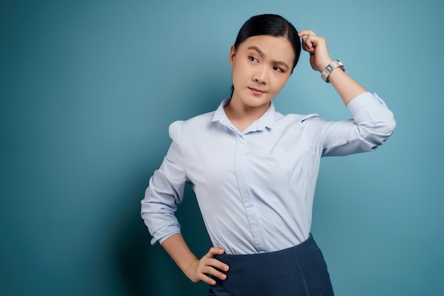 Mulher asiática confusa com espaço de cópia. Isolado em.