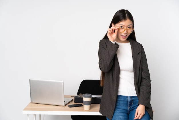 Mulher asiática de negócios no local de trabalho