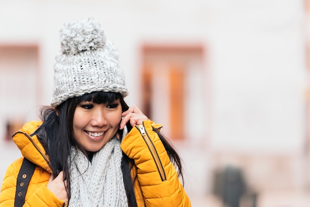 Mulher asiática de turista usando celular na rua europeia. conceito de turismo.