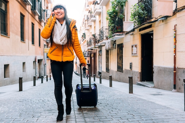 Mulher asiática de turista usando celular na rua europeia. Conceito de turismo.