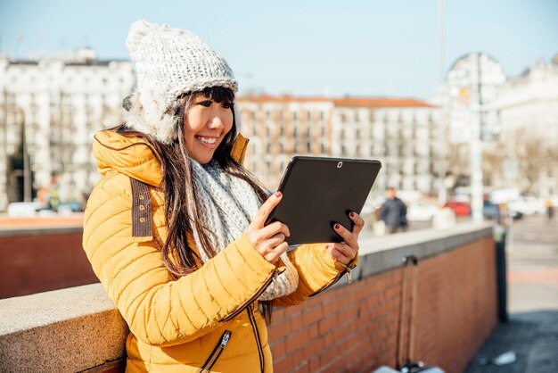 Mulher asiática de turista usando tablet na rua europeia. Conceito de turismo.