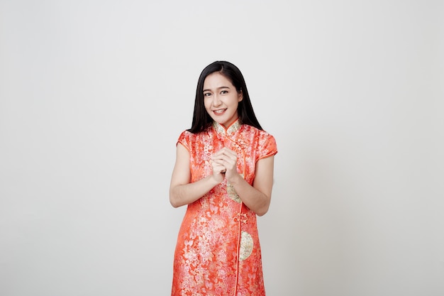 Mulher asiática desgaste cheongsam no ano novo chinês