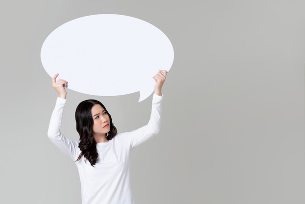 Mulher asiática duvidosa, levantando a bolha do discurso