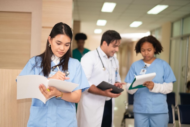 Mulher asiática é estudante de medicina em universidade hospitalar