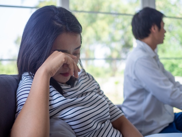 Mulher asiática e homem asiático estar triste