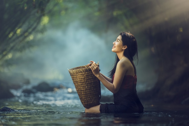 Foto mulher asiática em cascata, tailândia