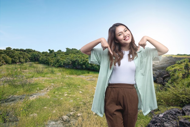 Mulher asiática em pé e apontando algo