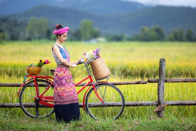 Mulher asiática em Thai Lanna vestido mulher asiática vestindo cultura tradicional tailandesa Chiang Mai Tailândia