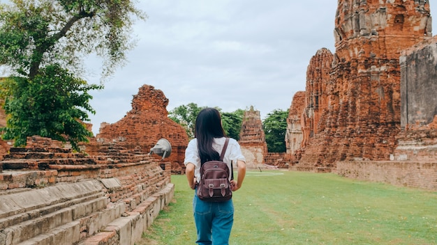 Mulher asiática em viagem de férias em ayutthaya, tailândia