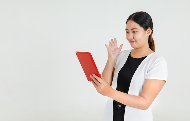 Mulher asiática encantadora segurar tablet e procurando informações de internet online, pesquisa de notícias de negócios e comunicação. Computador móvel confortável para um estilo de vida de trabalho casual.