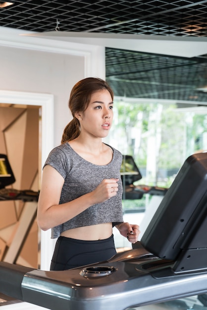 Mulher asiática exercício no ginásio