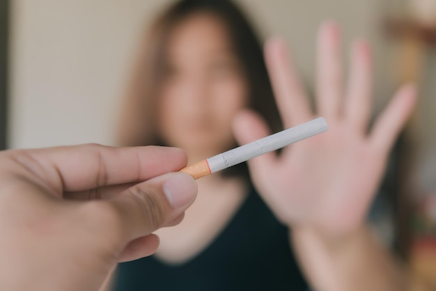 Mulher asiática faz a mão recusar o cigarro sair do conceito de vício não há dia do tabaco não fumar conceitoapenas diga não