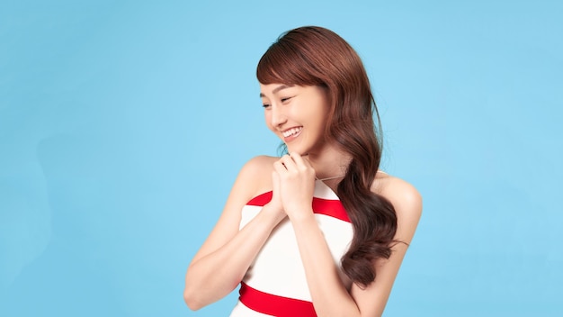 Mulher asiática feliz com descontos especiais de promoções em fundo azul