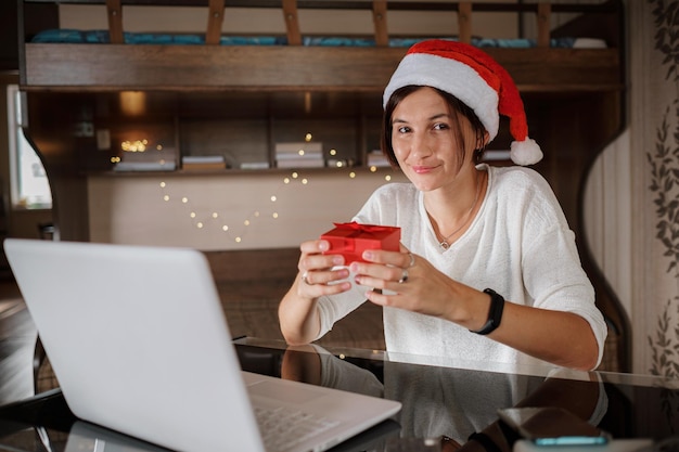 Mulher asiática feliz comemorando amigos com videochamada